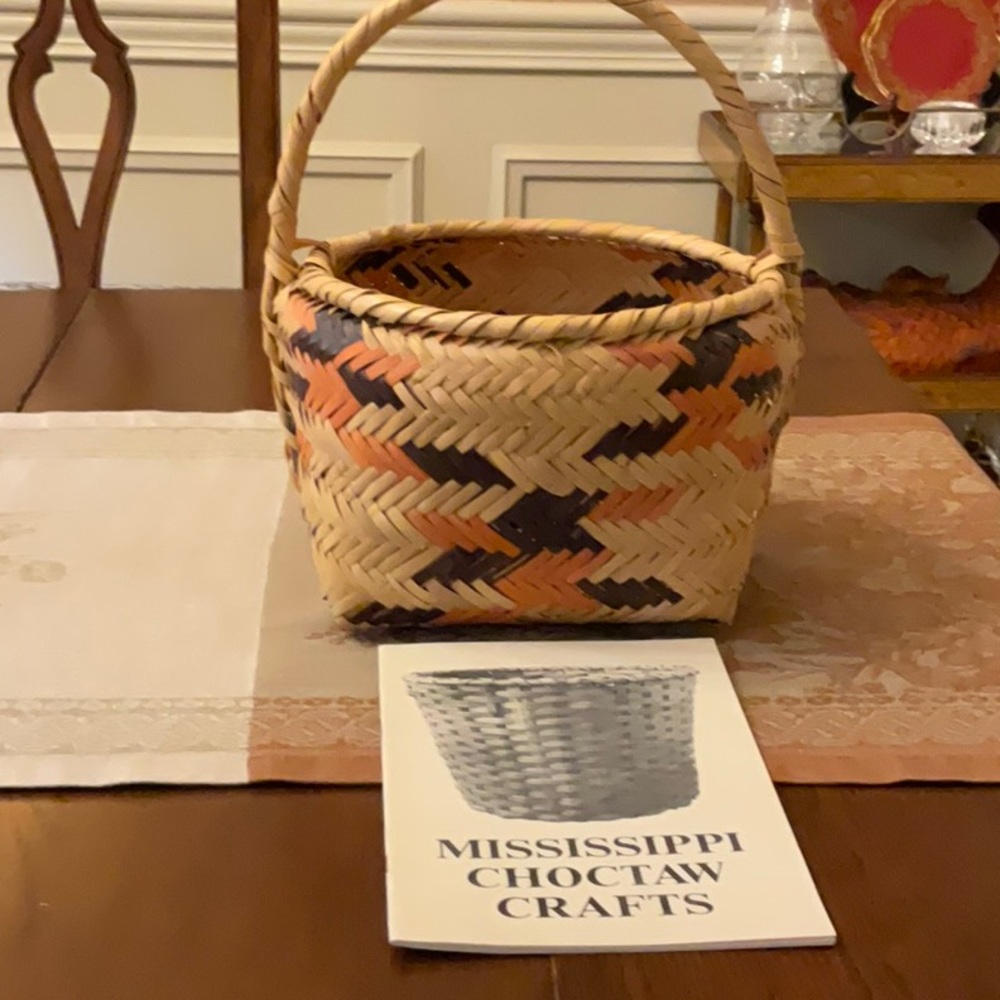 Vintage/rare/ mint condition CHOCTAW INDIAN BASKET.  Medium gathering basket.